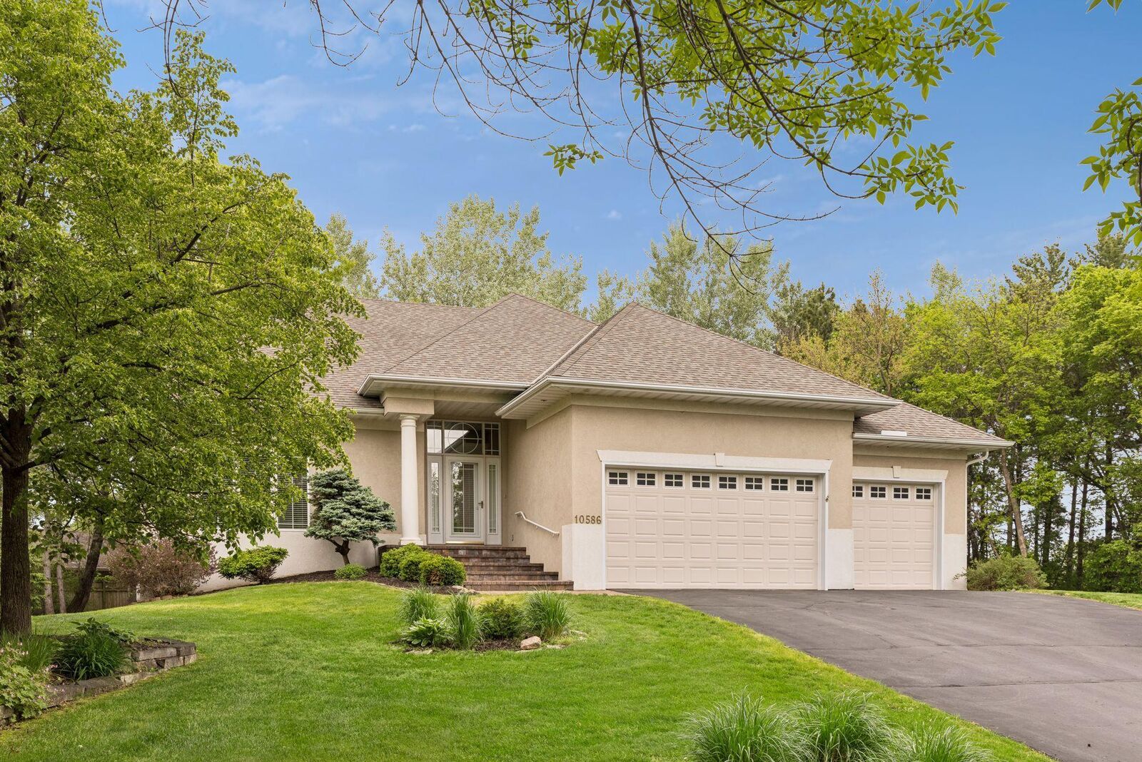Property Photo:  10586 Estate Drive  MN 55347 