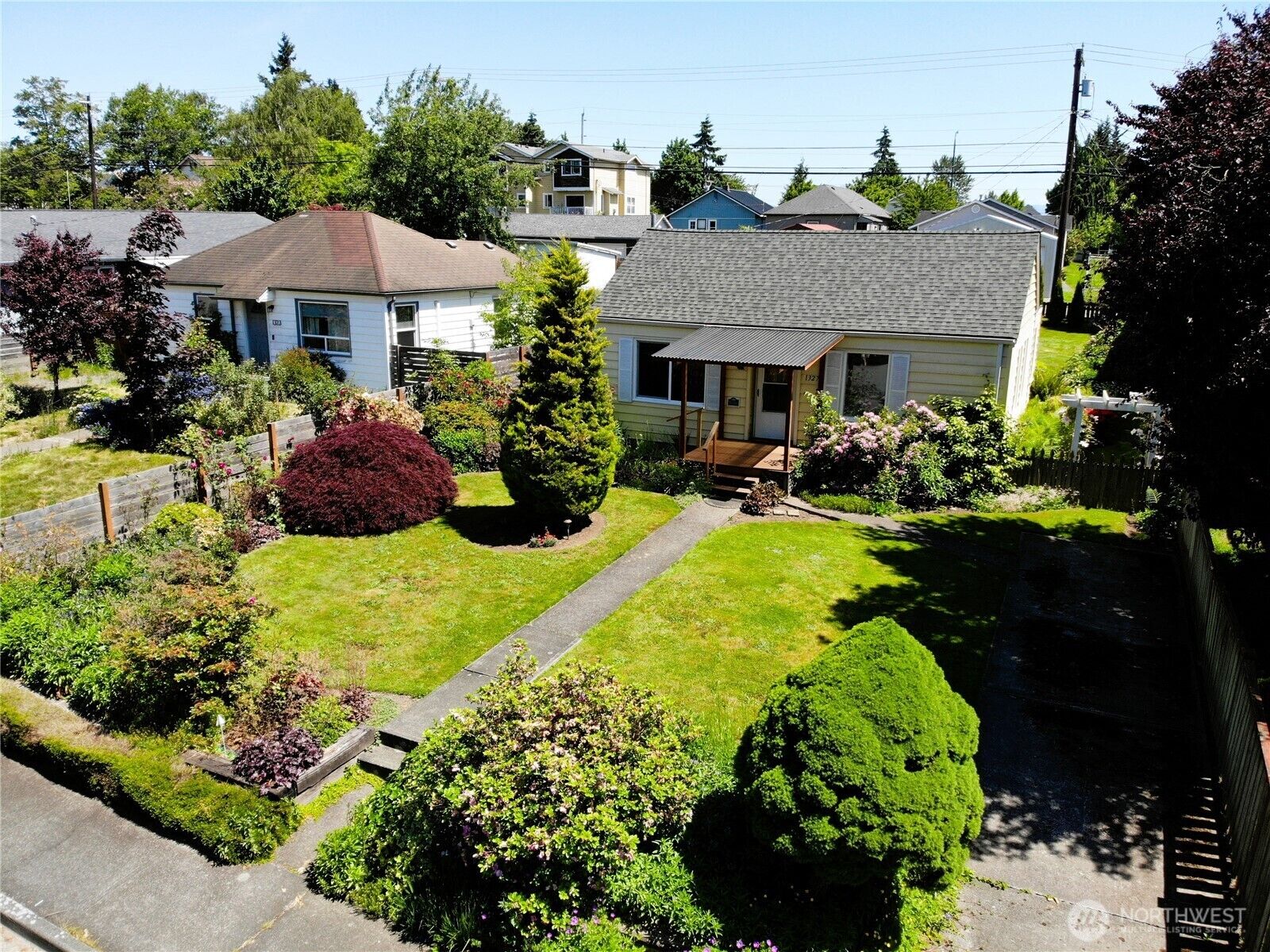 Property Photo:  1327  Maple Street  WA 98201 