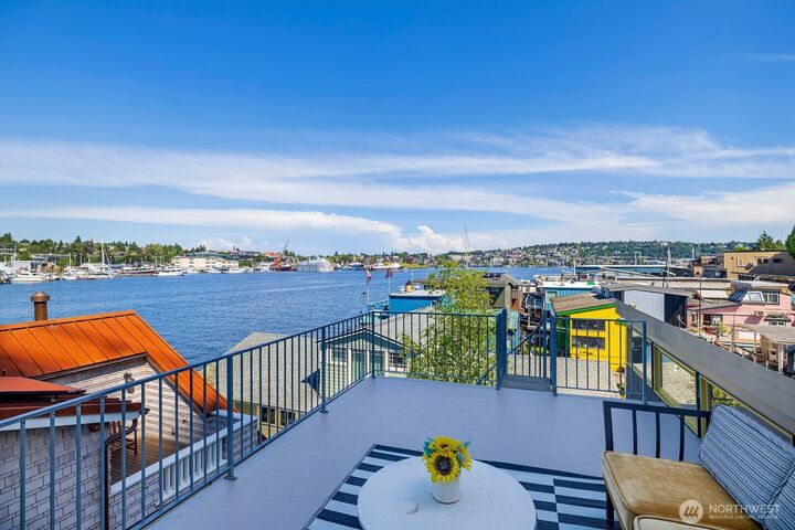 Property Photo: 2770 Westlake Avenue N 6 WA 98109