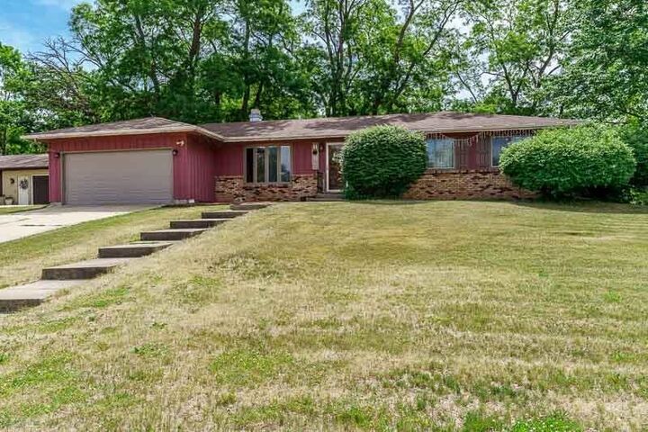 Property Photo:  1749 Oak Leaf Drive  IL 61080 
