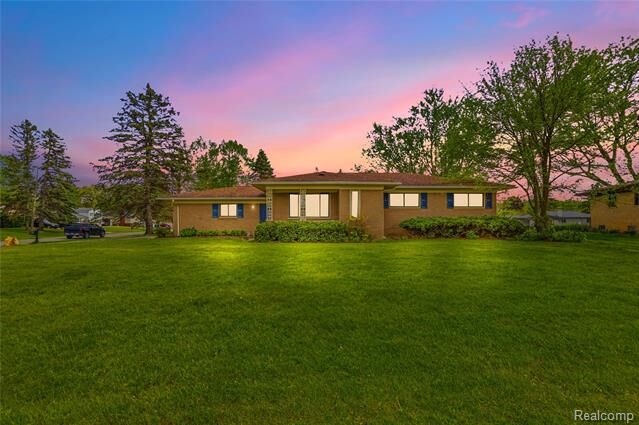 Property Photo:  3129 Beacham Drive  MI 48329 