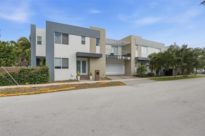 Property Photo:  1417 NE 17th St  FL 33305 