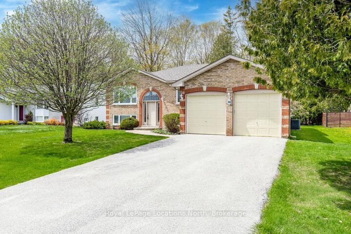 40 Fairway Crescent — photo 1