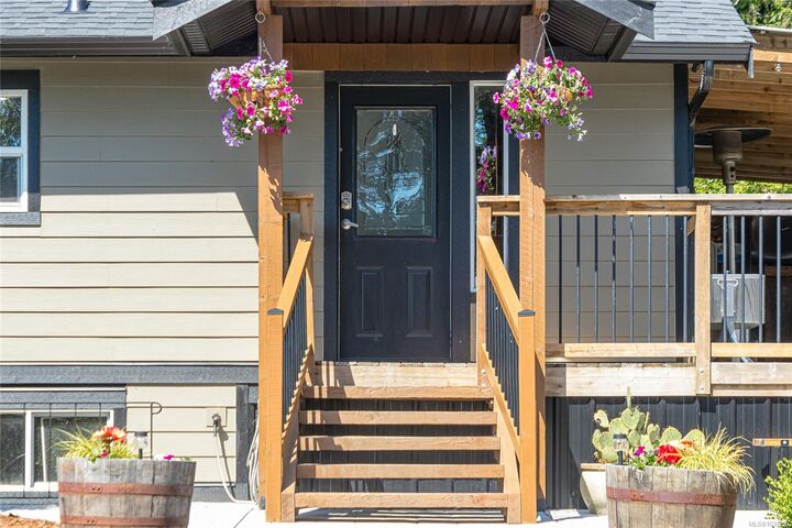 Property Photo: 2817 Crozier Rd BC V0R 1K5