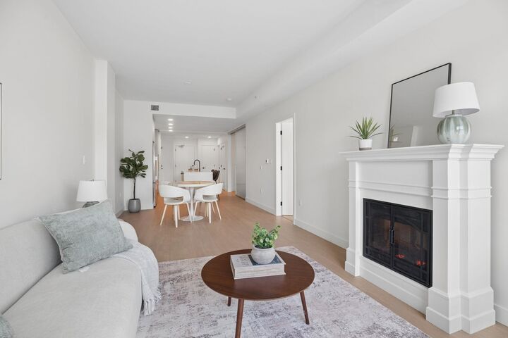 Property Photo: 422 E 3rd Street 563 BC V7L 0K1