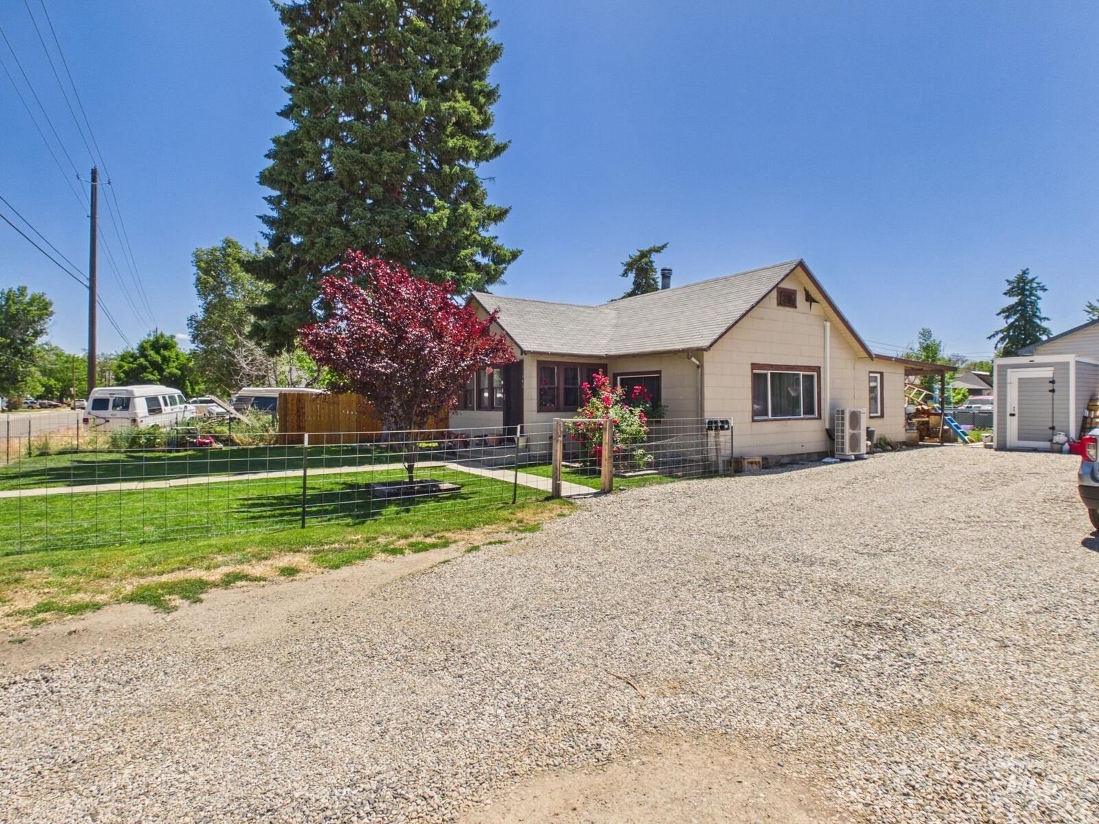Property Photo: 403 E 4th ID 83617