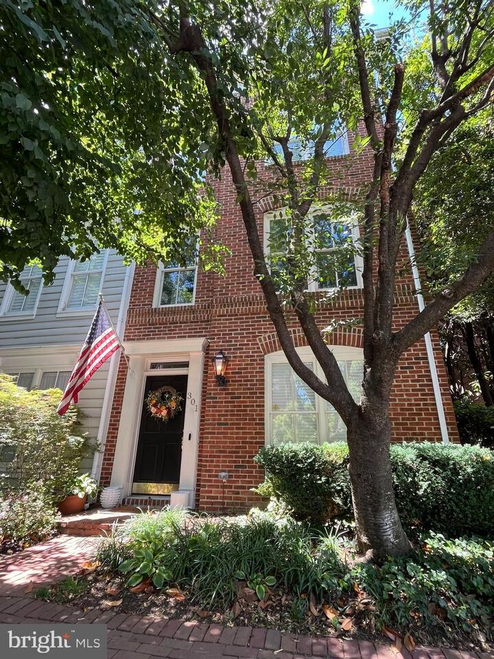 Property Photo:  301 S Henry Street  VA 22314 