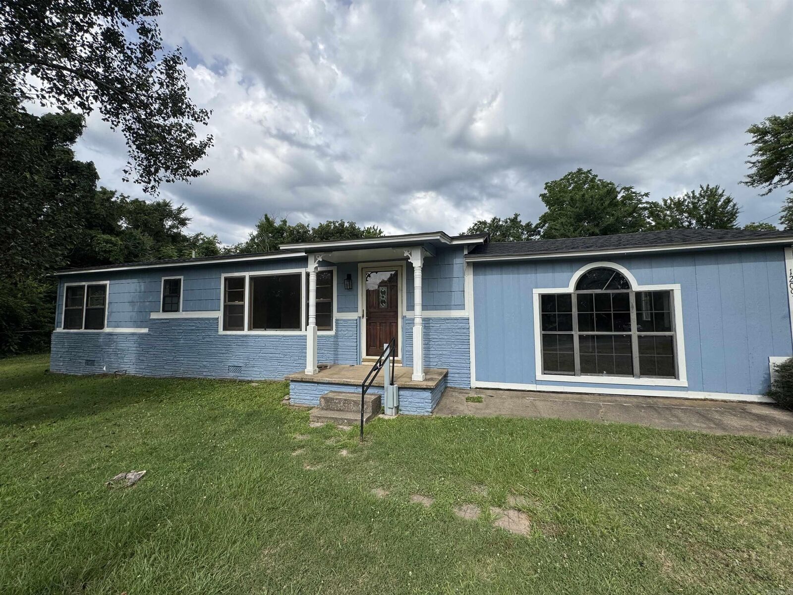 Property Photo: 1209 N 3rd St AR 72949