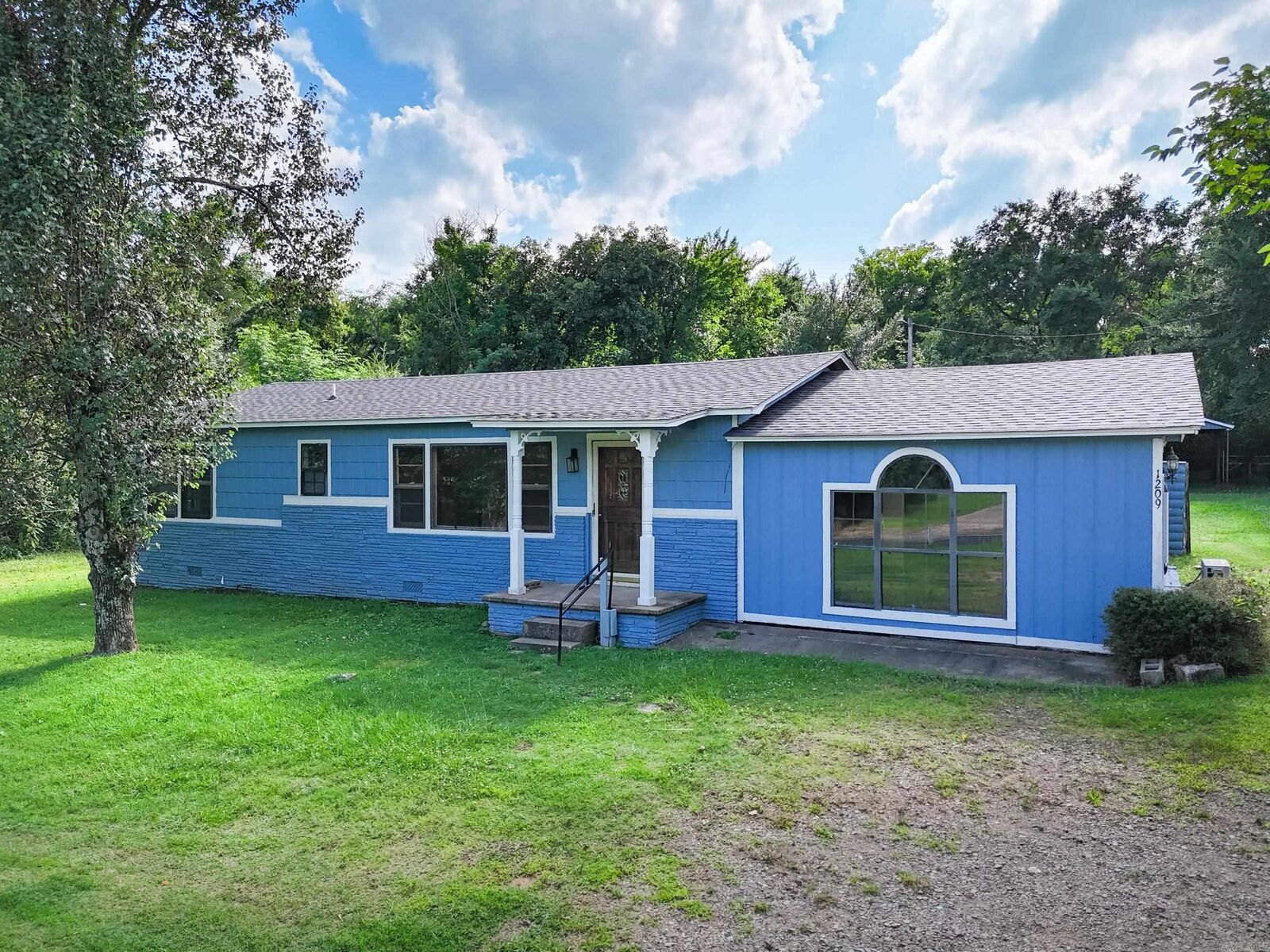 Property Photo:  1209 N 3rd St  AR 72949 