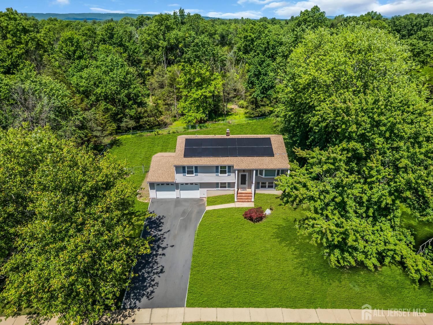 Property Photo:  6 Fox Chase Run  NJ 08844 