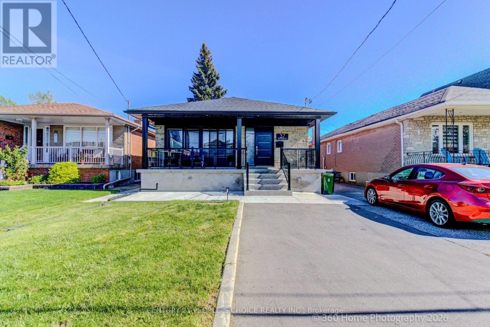 Property Photo:  37 Bentworth Avenue Upper  ON M6A 1P1 