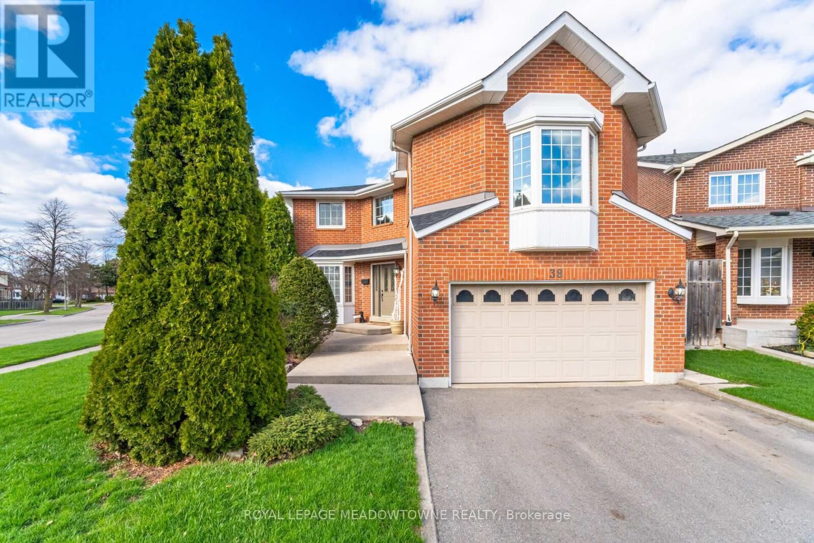 Property Photo:  38 McKillop Court  ON L6Y 3J2 