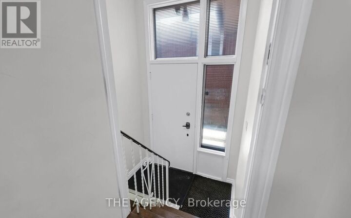 Property Photo: 1038 Alexandra Avenue ON L5E 1Z8