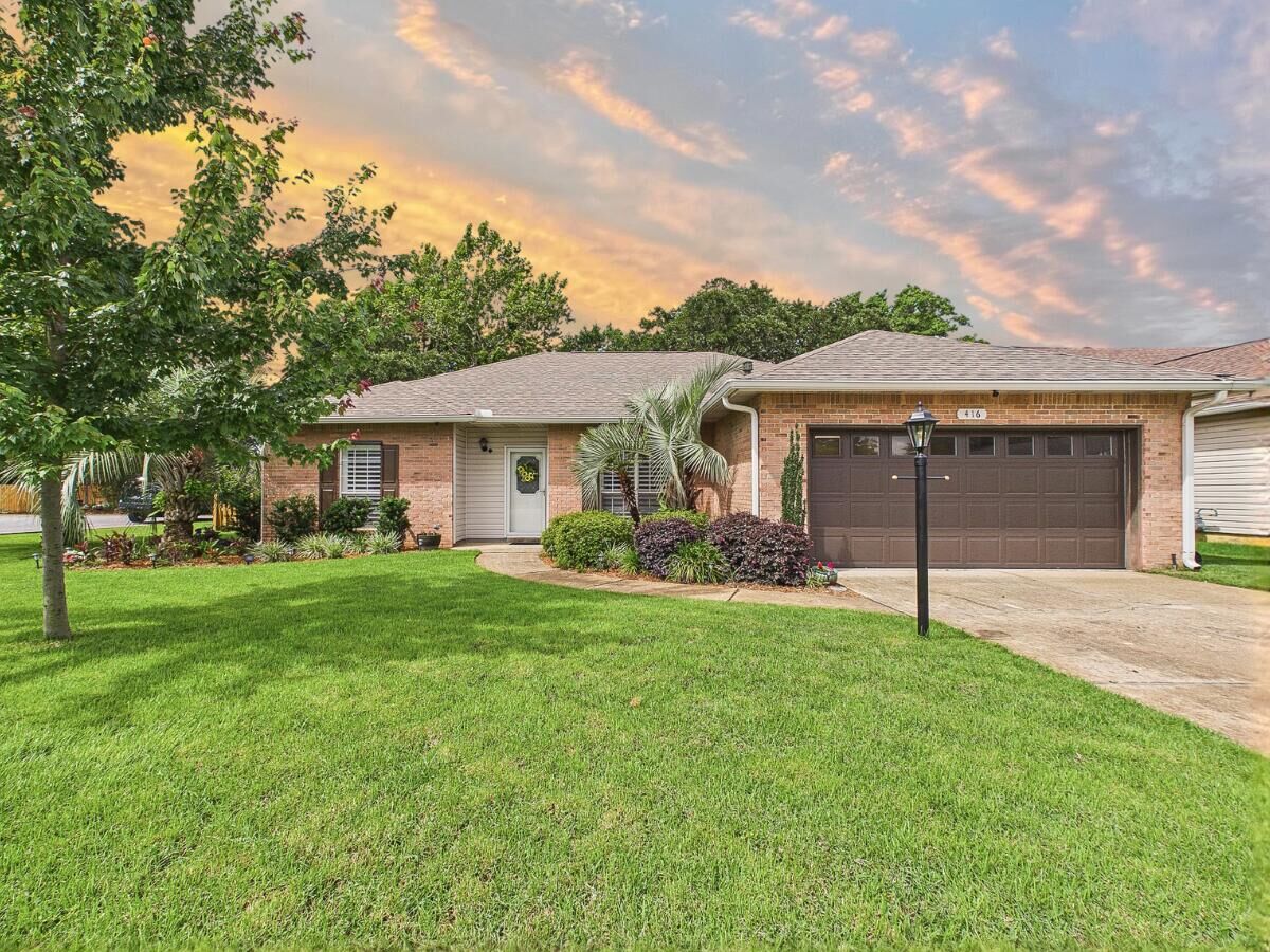 Property Photo: 416 Parkwood Place FL 32578