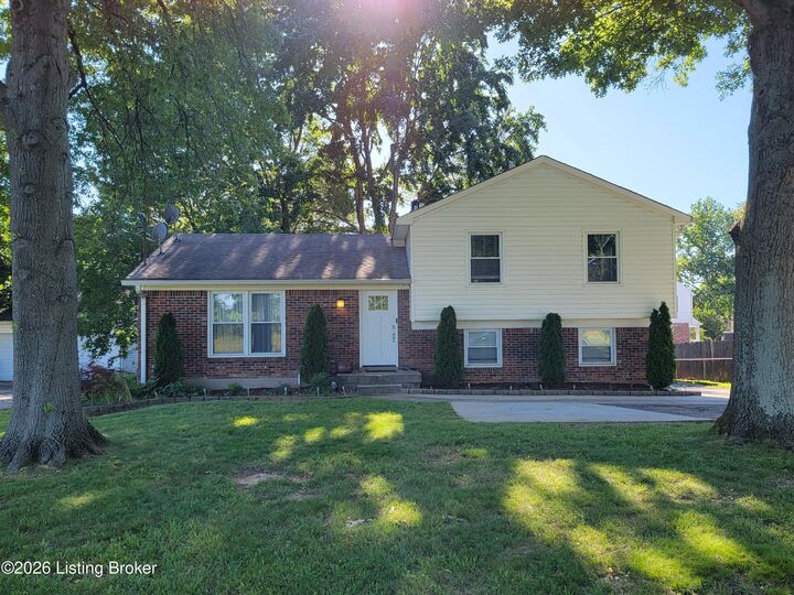 Property Photo: 7008 S Watterson Trail KY 40291