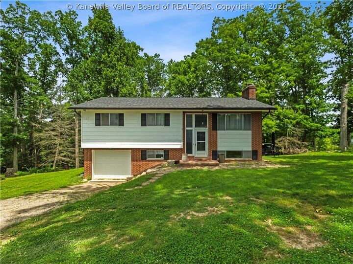 Property Photo: 811 McNabb Heights Drive WV 25071