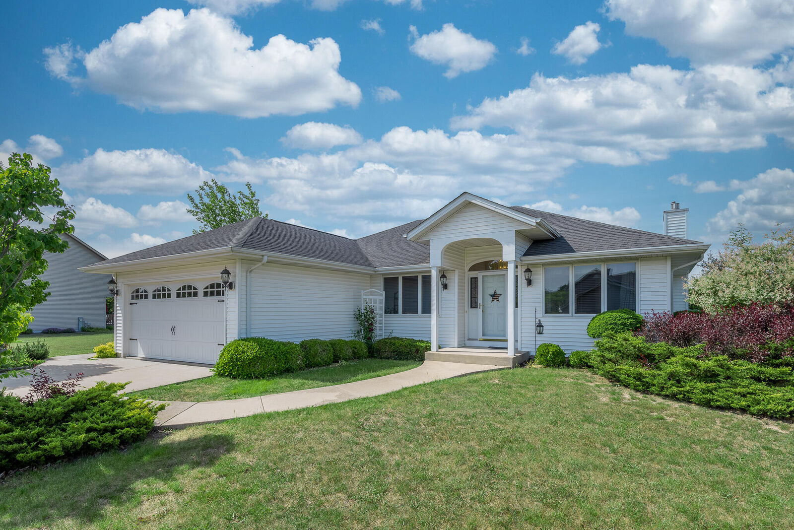 Property Photo:  168 White Oak Ct  WI 53182 
