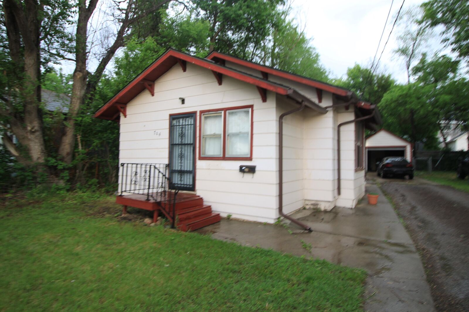 Property Photo: 704 11th Ave NW ND 58703