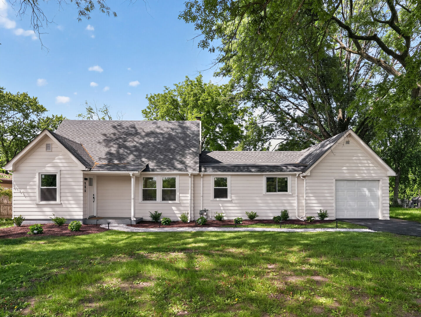 Property Photo:  906 E Babcock Avenue  IL 60101 