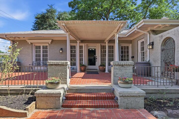 Property Photo:  1306 N Locust Street  TX 76201 