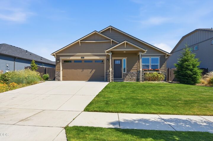 Property Photo: 4452 SW Salmon Place OR 97756