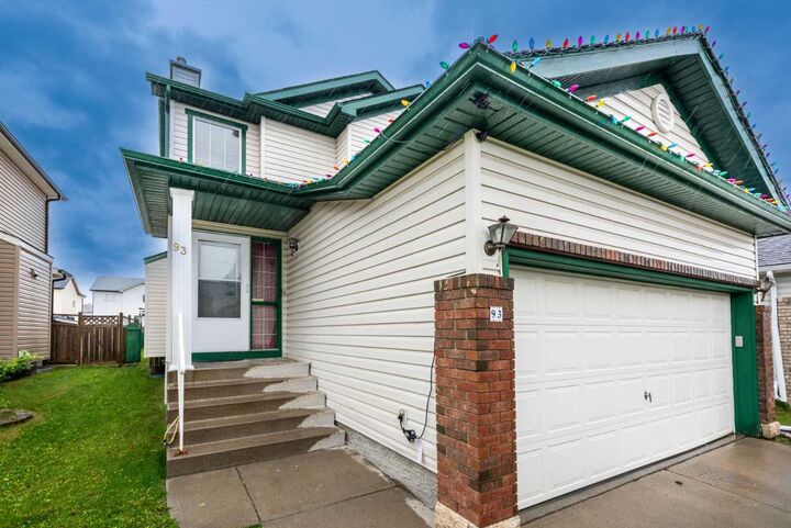 Property Photo:  93 Saddleback Road NE  AB T3J 4K5 
