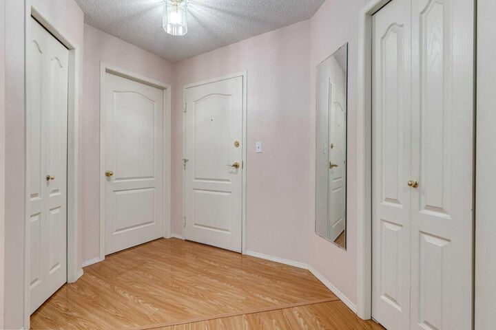 Property Photo:  20 Sierra Morena Mews SW 118  AB T3H 3K6 