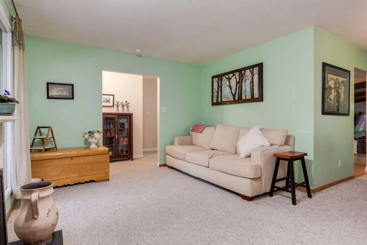 Property Photo:  220 Oakridge Place SW  AB T2V 1V2 