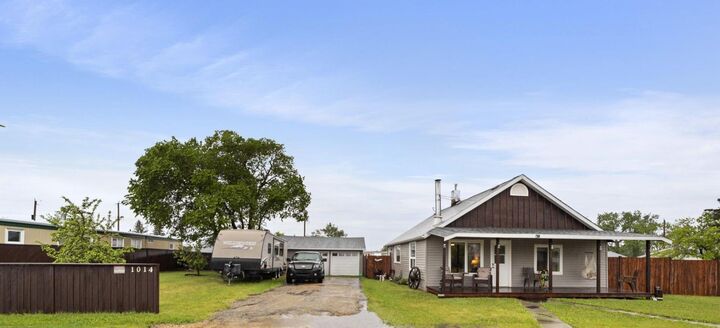 Property Photo:  1014 Main Street  AB T0B 3P0 
