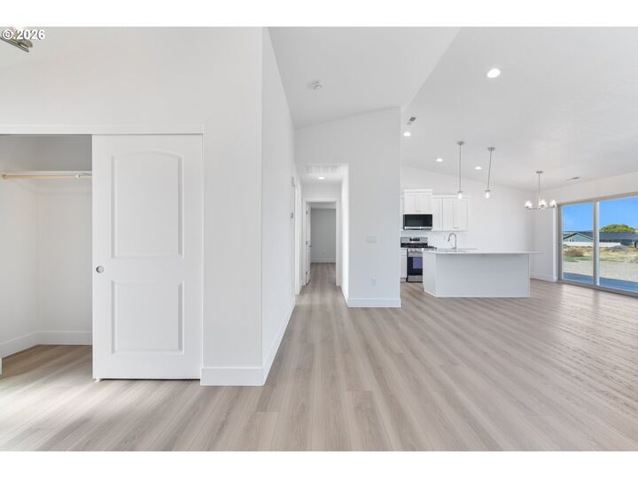 Property Photo: 231 SW Goldfinch Ln OR 97818