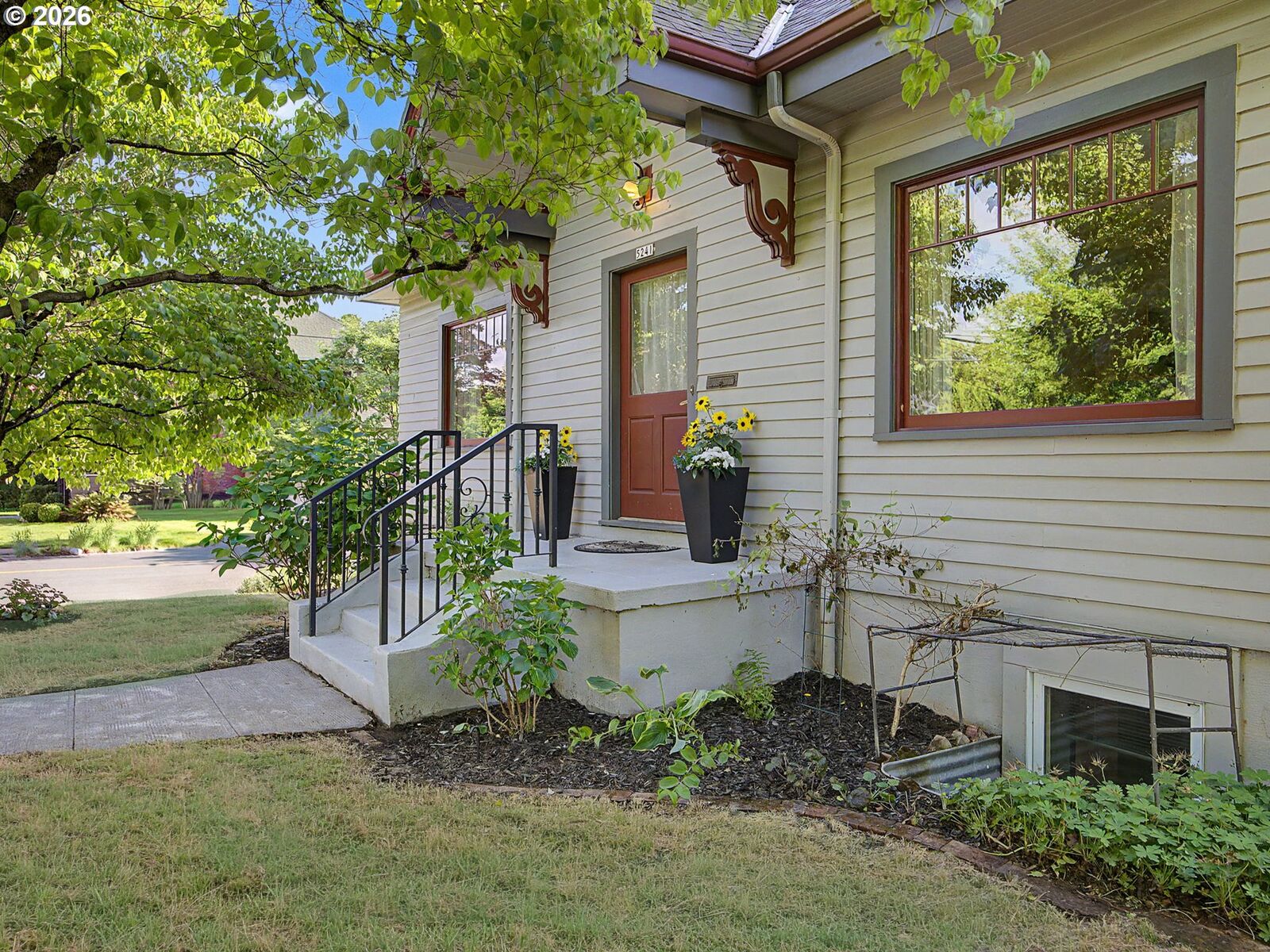 Property Photo: 5241 SE 45th Ave OR 97206