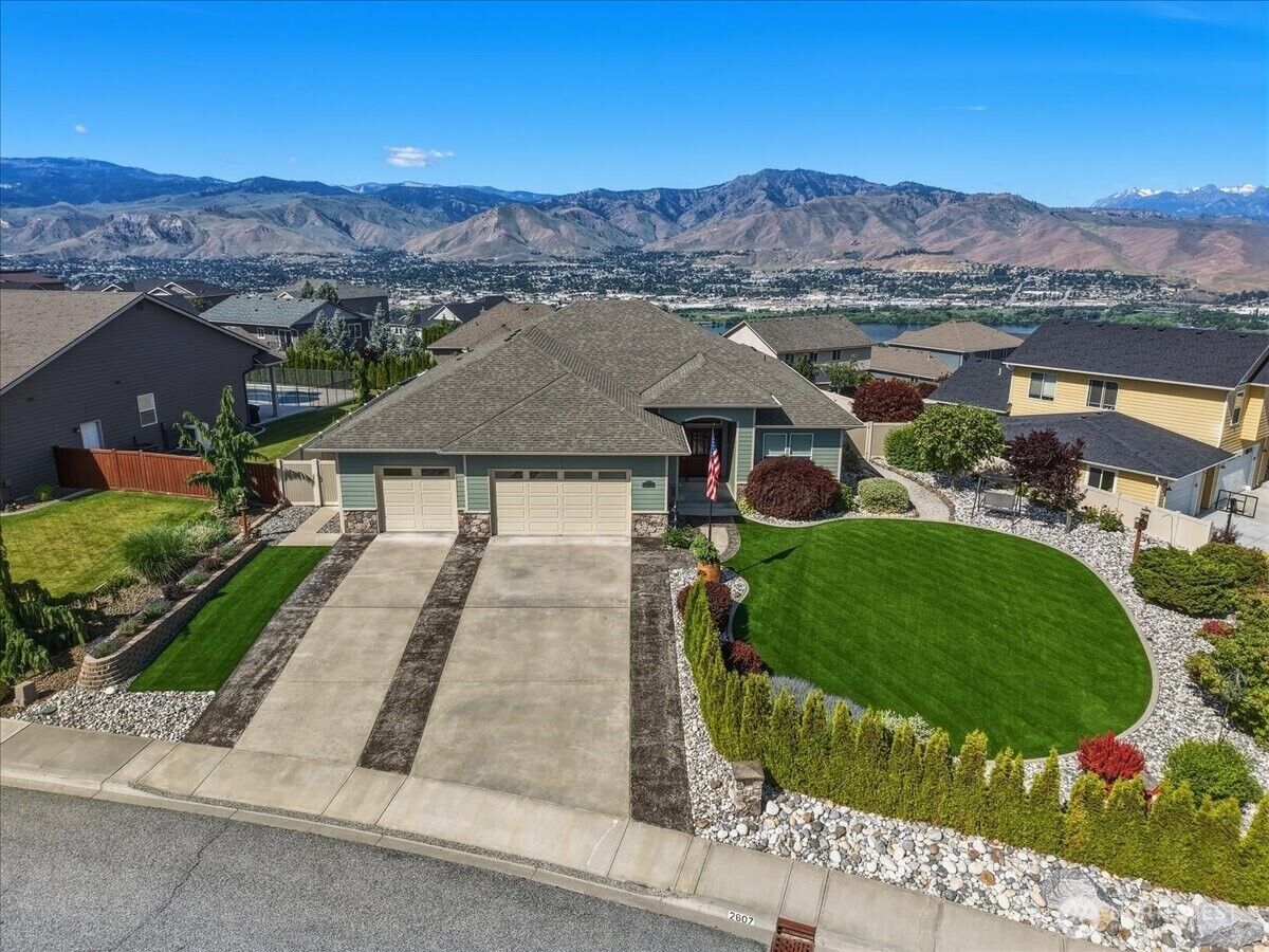 Property Photo: 2607 Fancher Heights Boulevard WA 98802