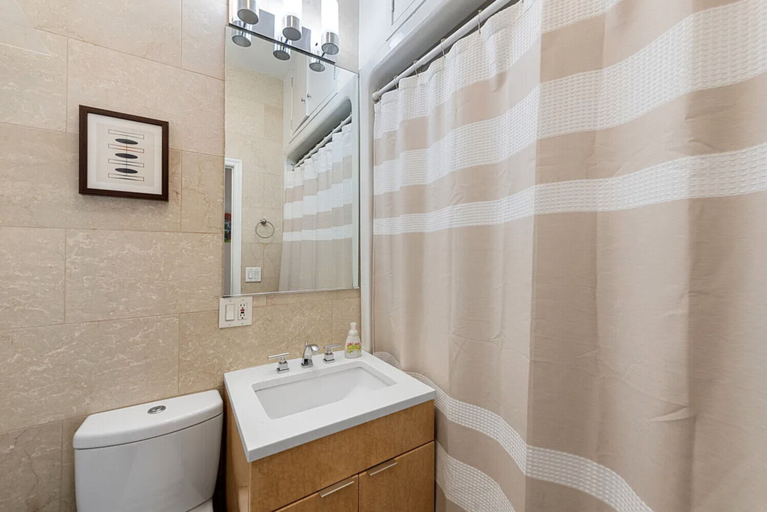Property Photo:  422 W Broadway 3F  NY 10012 