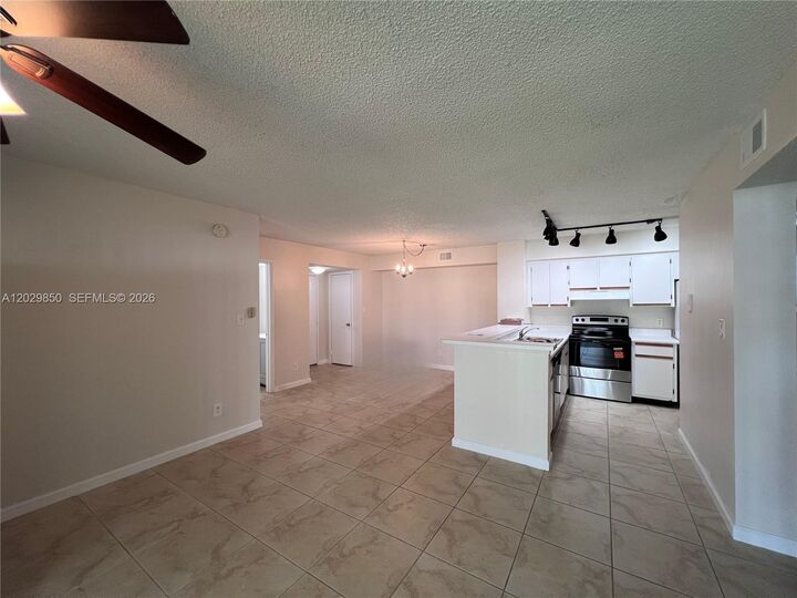 Property Photo:  640 S Park Rd 14-4  FL 33021 