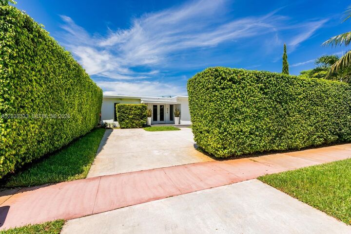 Property Photo:  575 W 50th St  FL 33140 