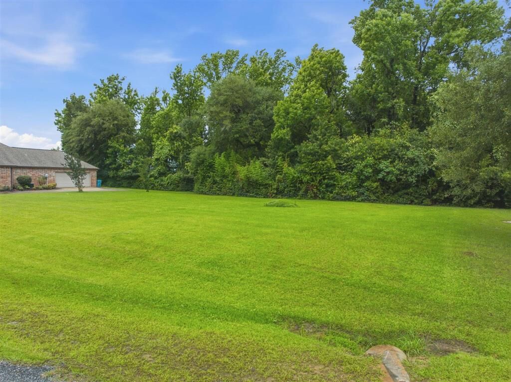 Property Photo: 6840 Silver Lane LA 70607