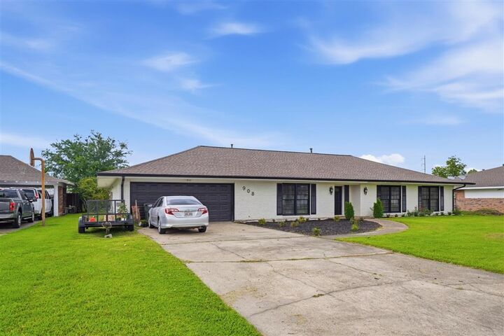 Property Photo: 908 Henrietta Lane LA 70605