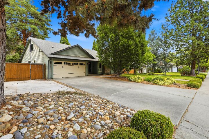 Property Photo:  138 N Sherman St  WA 99354 