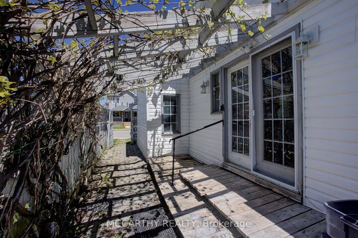 171 Owen Sound Street — photo 1