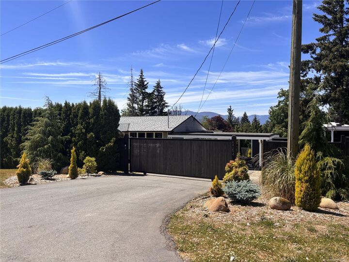 Property Photo: 5054 Dundalk Ave N BC V9Y 8P8
