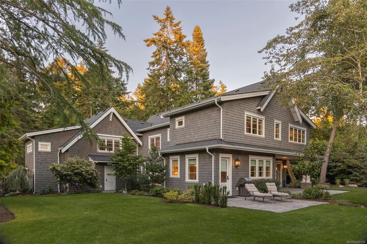 Property Photo: 2571 Macdonald Dr W BC V8N 1X7