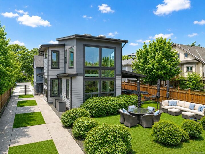 838 Old Esquimalt Rd — photo 1