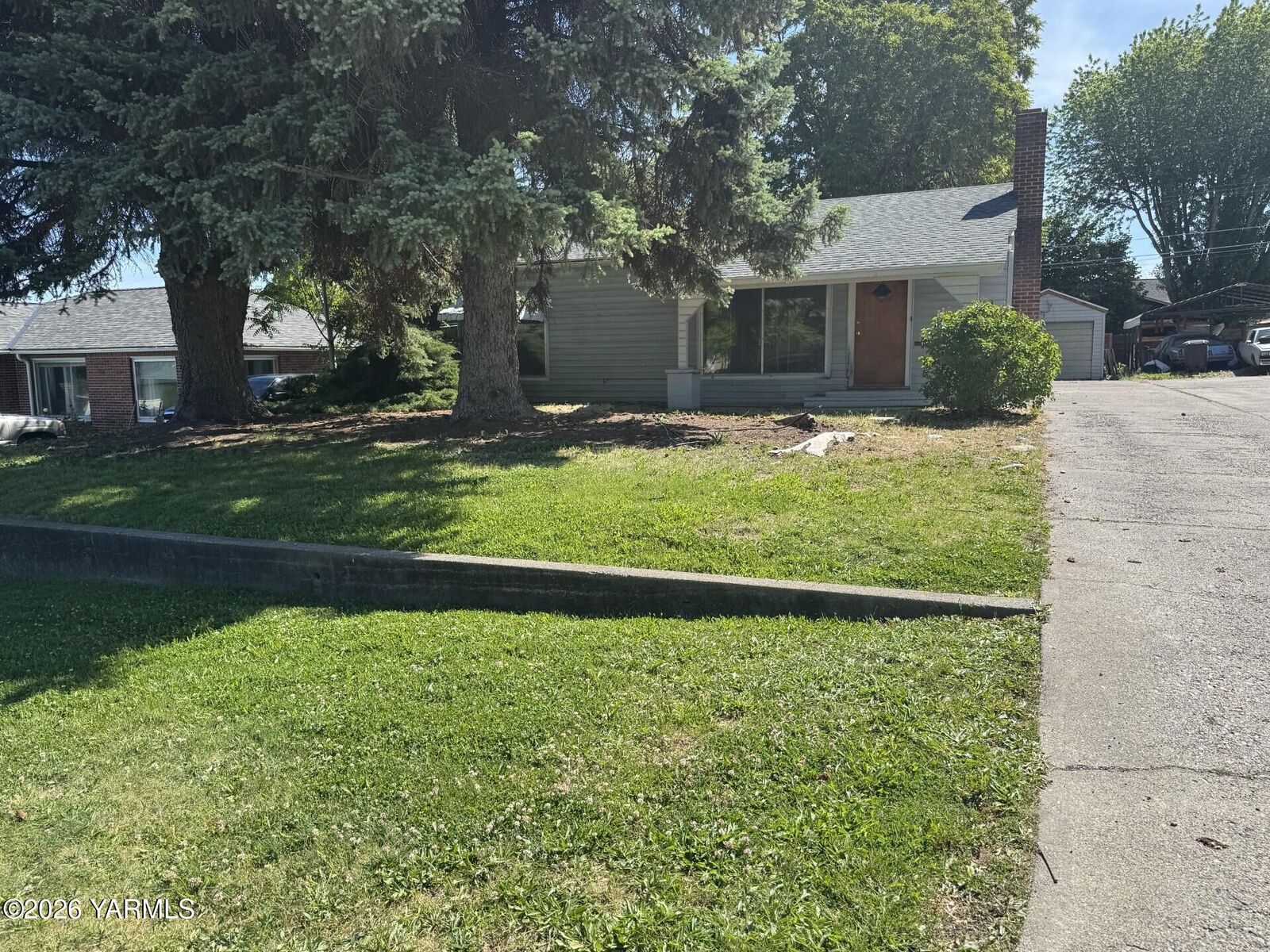 Property Photo:  313 N 27th Ave  WA 98902 