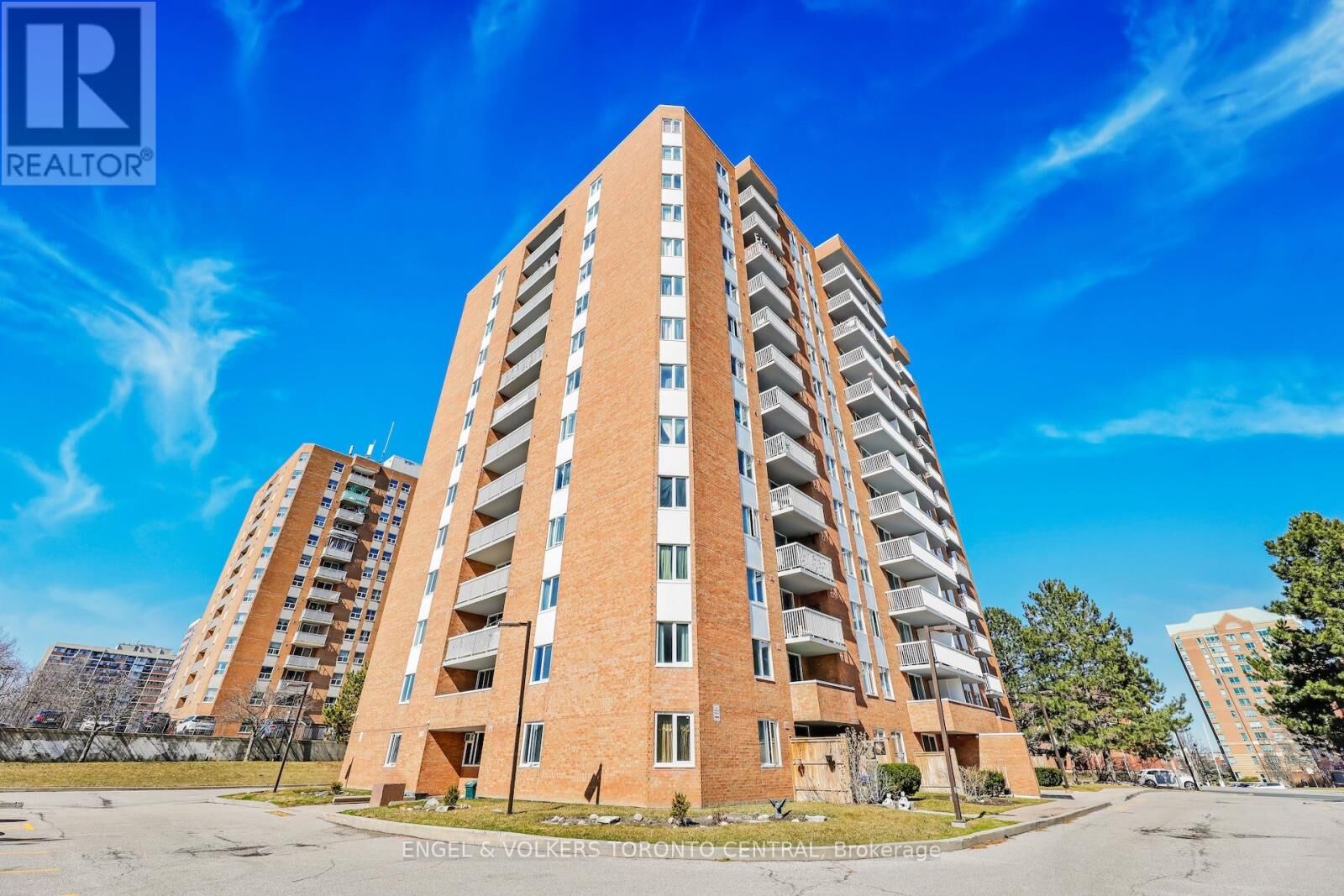 Property Photo:  15 Sewells Road 606  ON M1B 3V7 