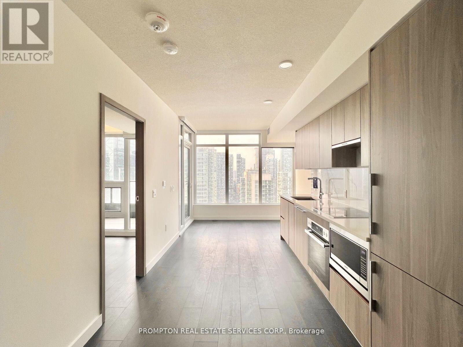 Property Photo:  1 Concord Cityplace Way 3512  ON M5V 0X3 