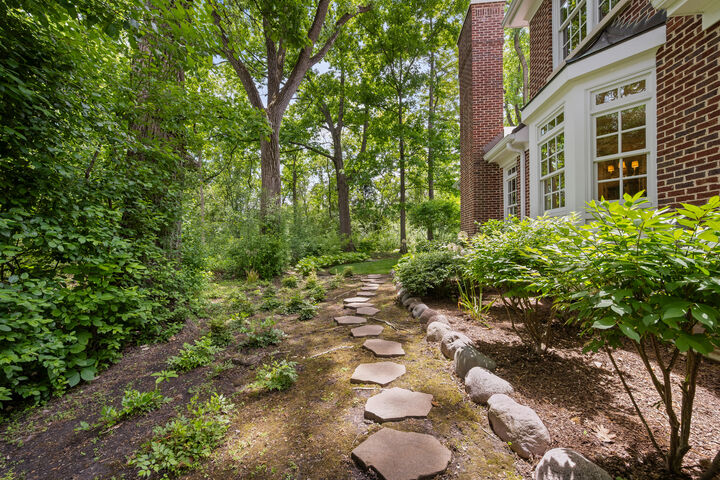 Property Photo: 861 Gloucester Crossing IL 60045