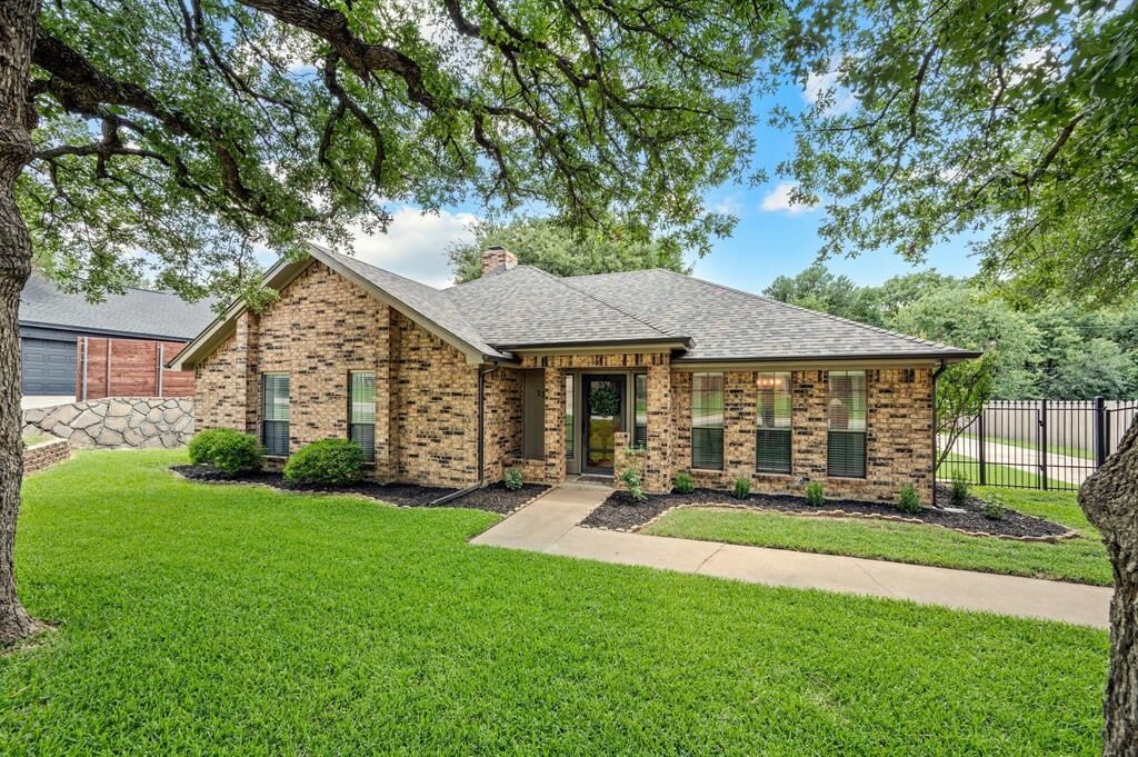 Property Photo: 1312 Circle Lane TX 76022