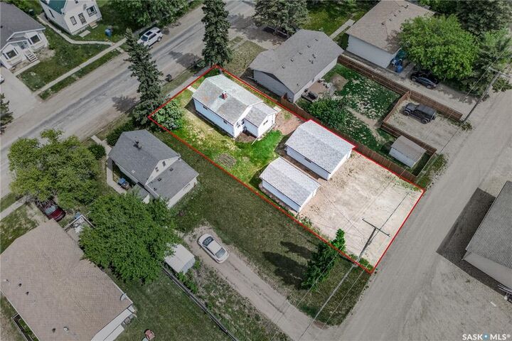 Property Photo:  305 Burrows Avenue W  SK S0E 1A0 