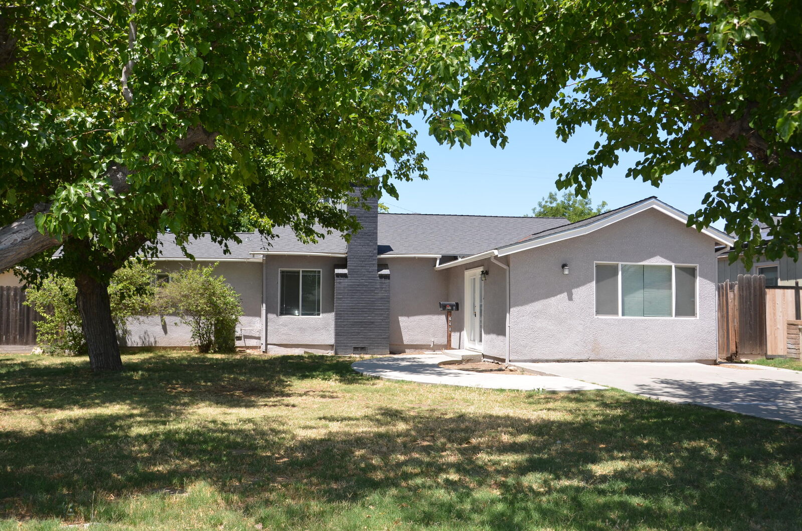 Property Photo: 648 B Street CA 93245