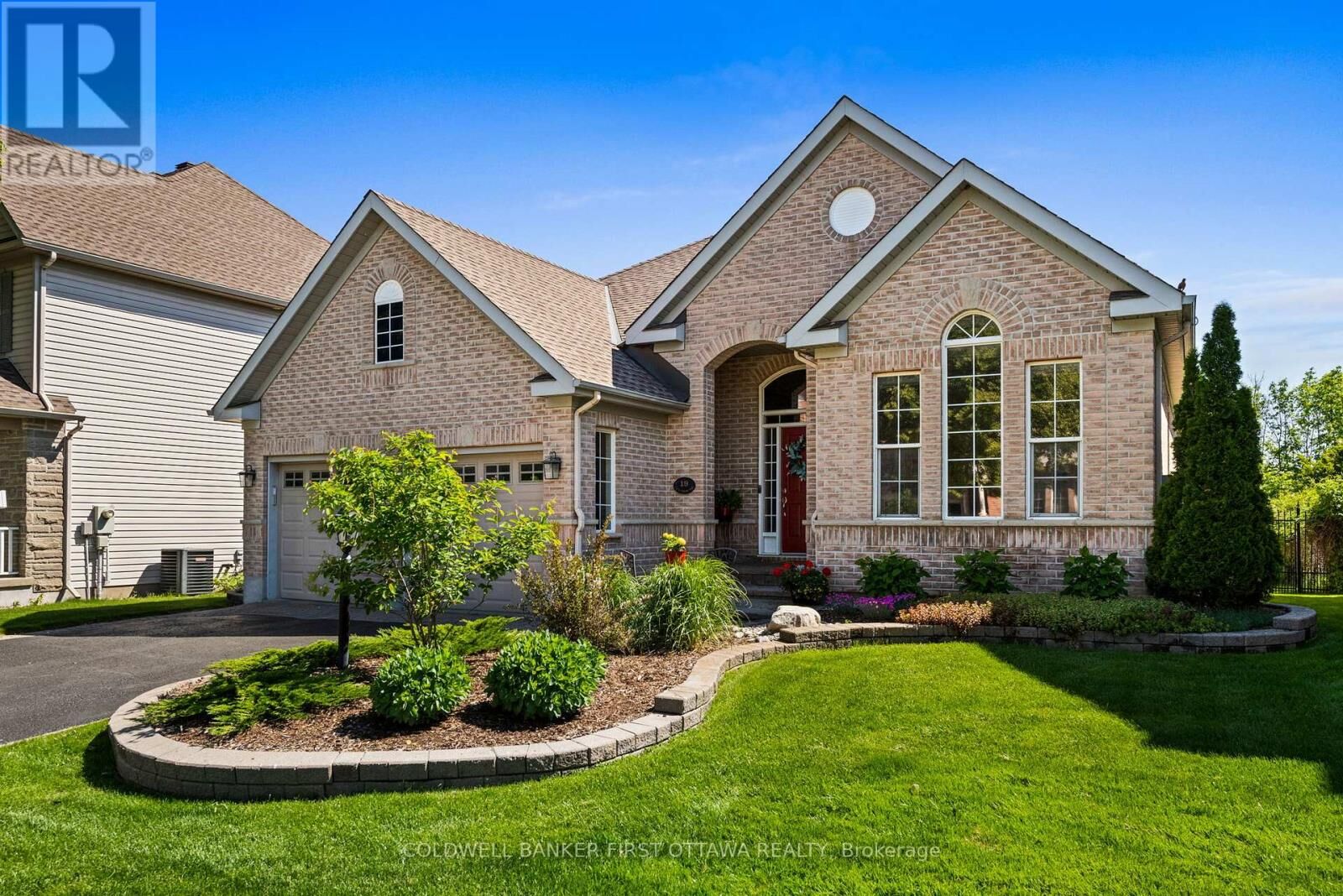 Property Photo:  19 Fencerow Way  ON K2J 4X8 